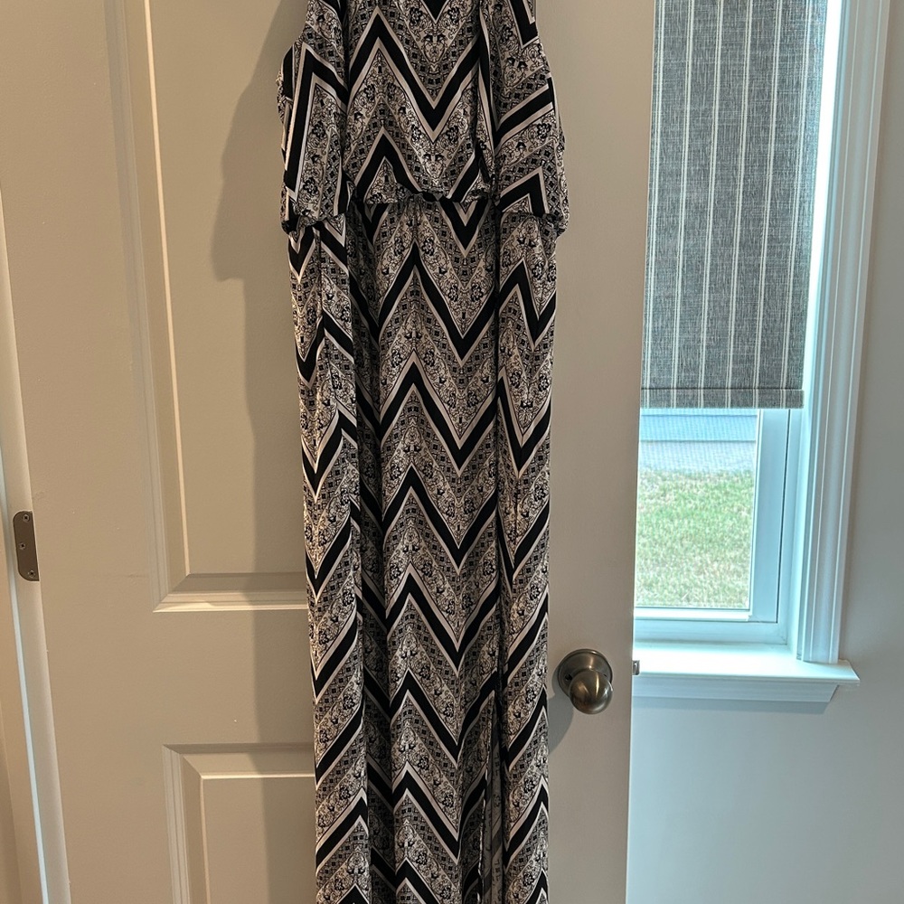 Sexy/Chic Black & White Maxi Halter Dress w/slit in front NWT. XL
